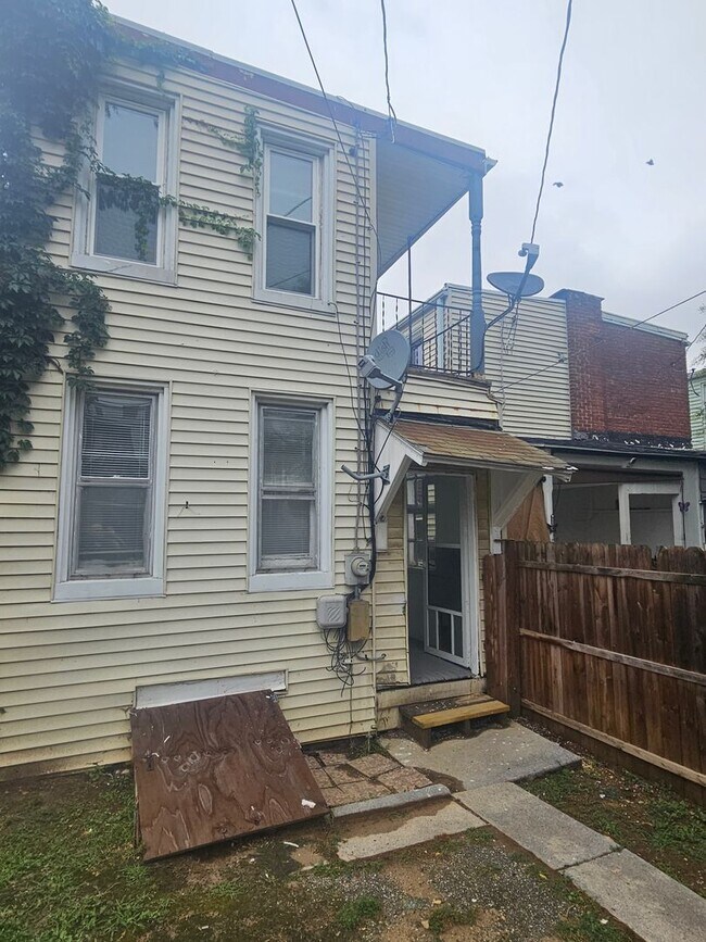 Building Photo - 826 Wallace St