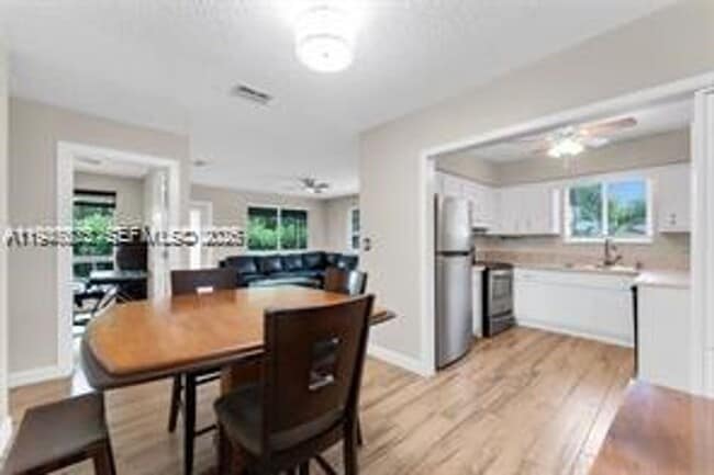 Building Photo - 1532 NE 39th St