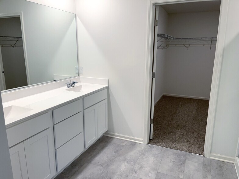Primary en-suite bathroom - 7882 W 105th Pl