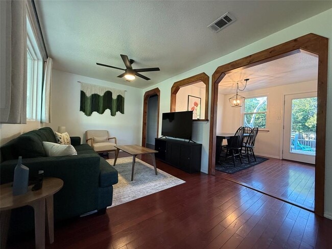 Building Photo - 505 E 4th St