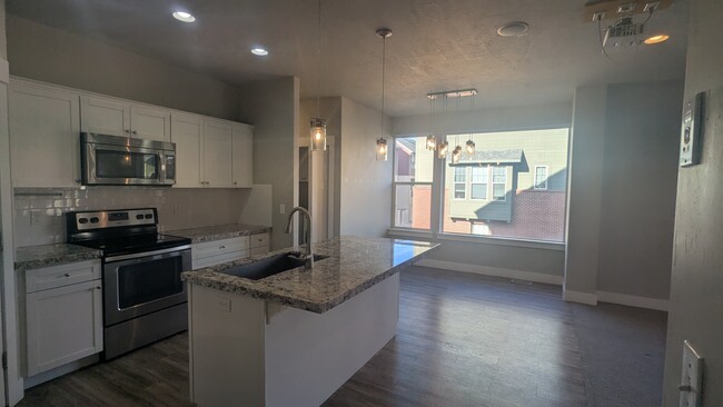 Kitchen and dining room - 315 E Oak Hollow Dr