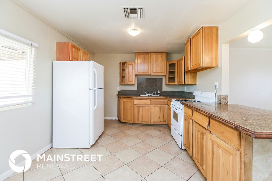 Building Photo - 3908 W Lewis Ave