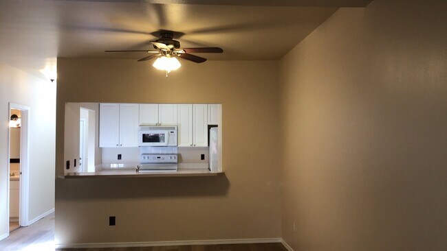 Building Photo - 2 Bed 2.5 Bath Townhouse with Lake access