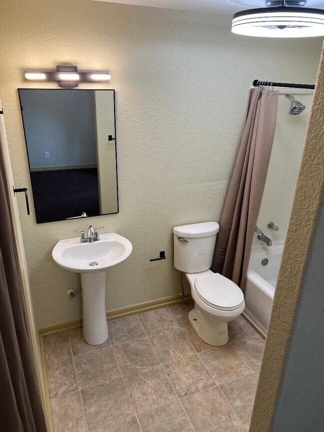 Building Photo - ** 2BED/2BATH Remodeled Suburban Apt. **