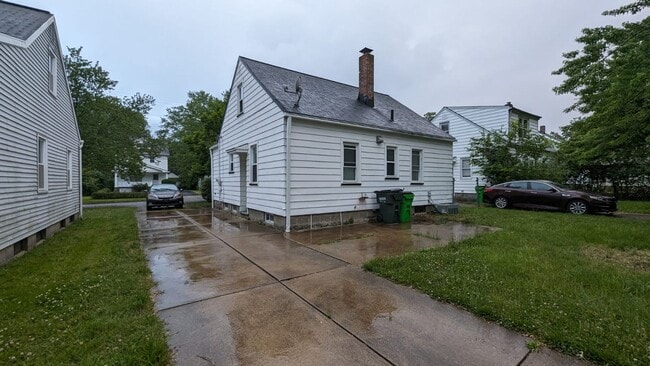 Building Photo - 3 Bedroom 1.5 Bathroom