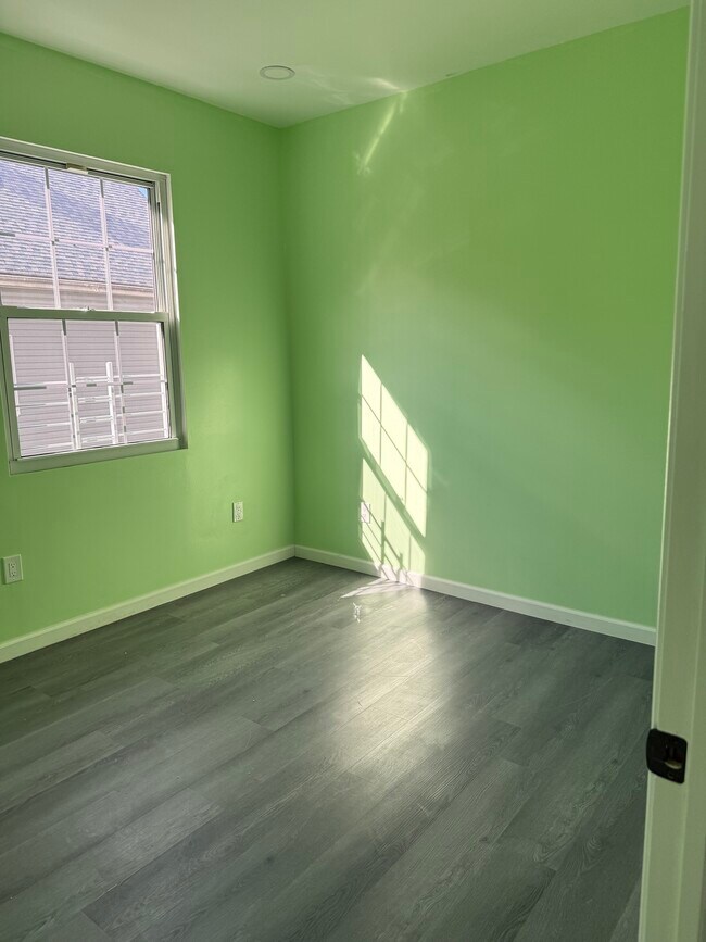 Building Photo - 1101 Castle Hill Ave