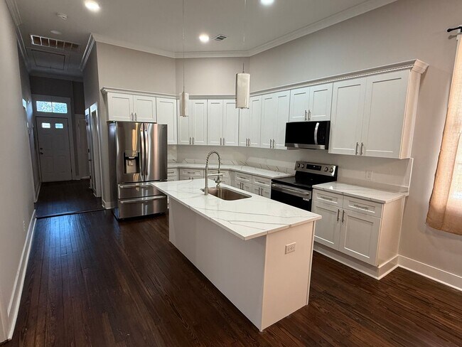 Building Photo - MOVE IN READY