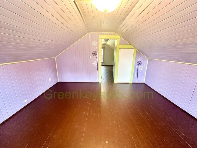 Building Photo - 2-Bedroom House with Fully Fenced Backyard...