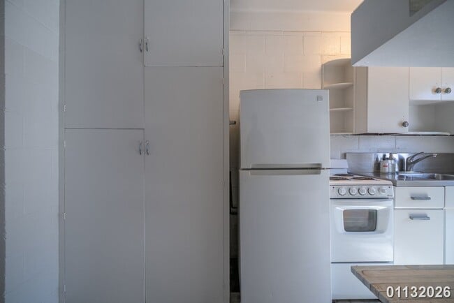 Building Photo - Furnished Alamoana-Kakaako 2nd Floor Unit (Piikoi St)