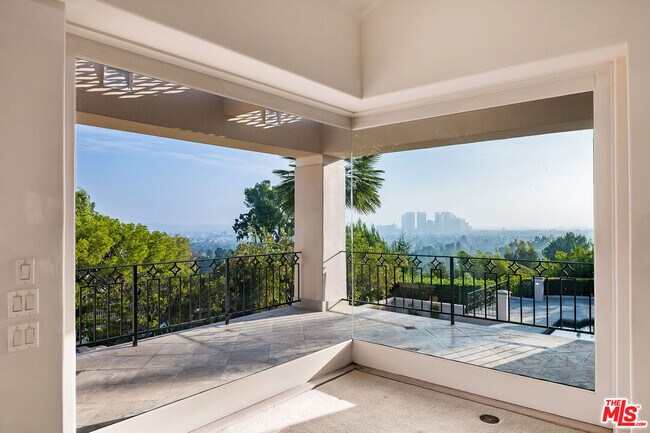 Building Photo - 1136 Calle Vista Dr