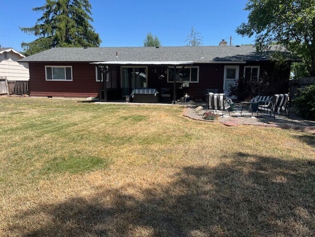 Building Photo - ? **Charming Single-Level Home Just Minute...