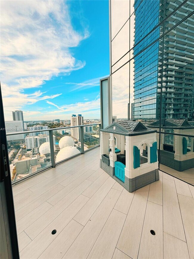 Building Photo - 851 NE 1st Ave