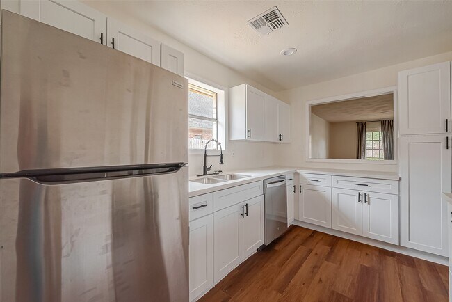 Building Photo - 934 Goldfinch Ave