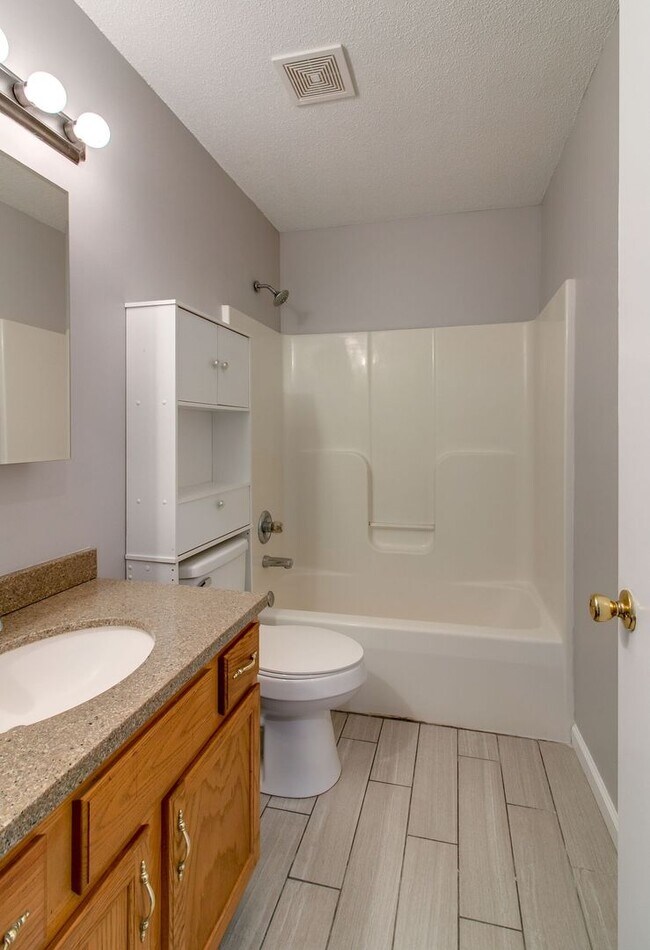 Building Photo - 940 Applegrove Cir