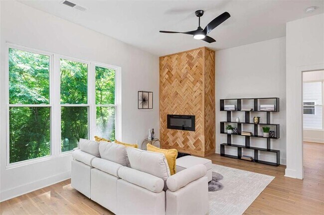 Building Photo - 977 Fleetwood Cir SW