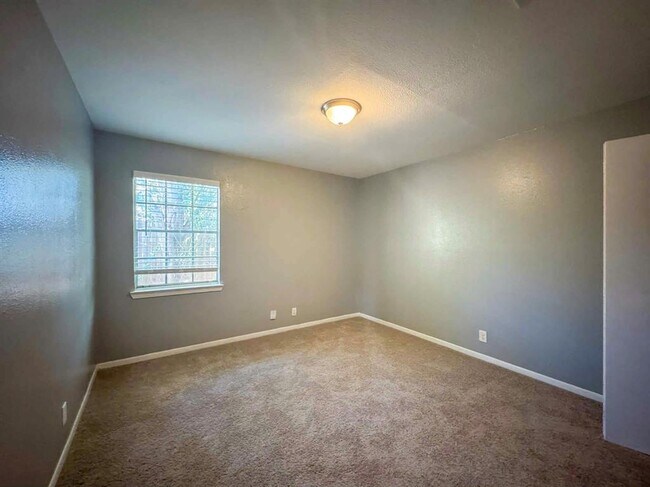 Building Photo - 1010 N Meadows Dr