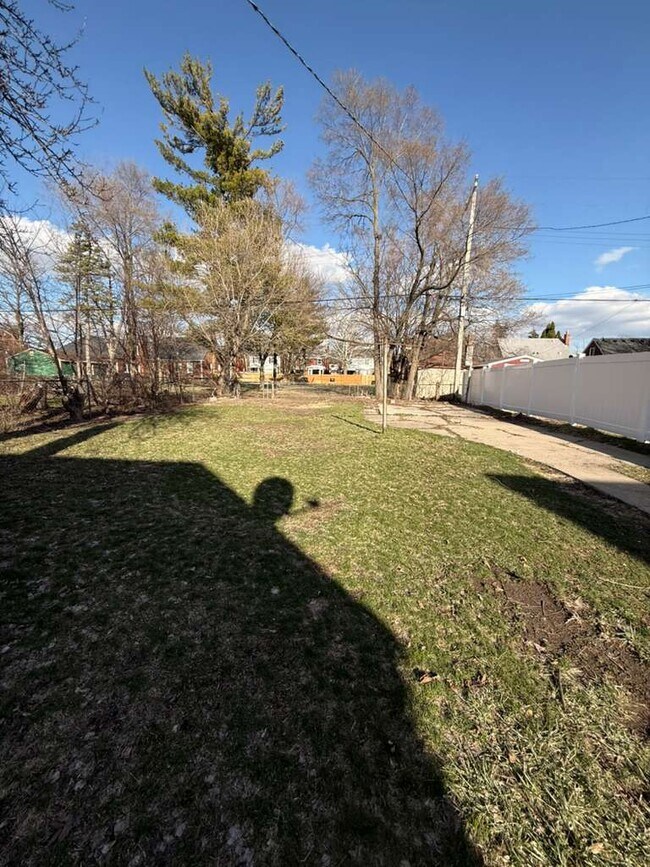 Building Photo - 9054 Grandville Ave