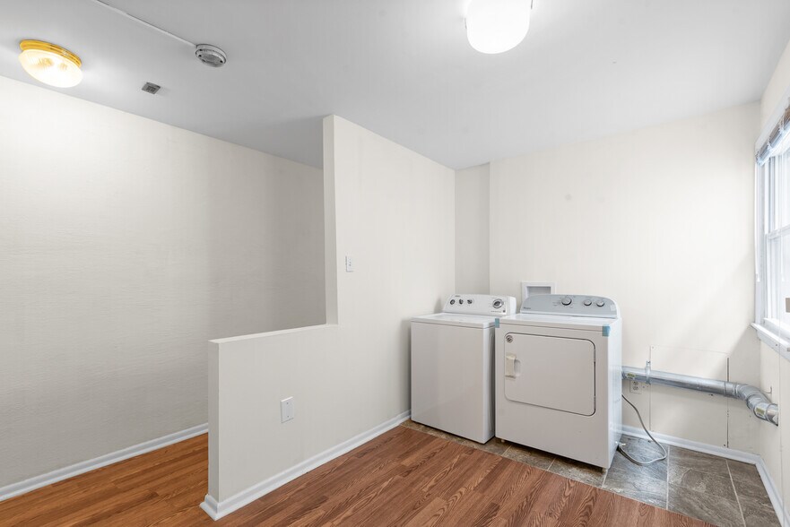 Building Photo - 631 Catharine St