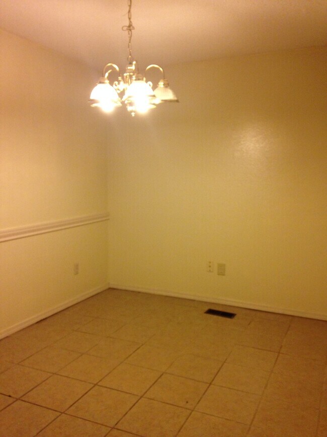 Building Photo - A 3 bed, 2 bath Duplex in Broken Arrow