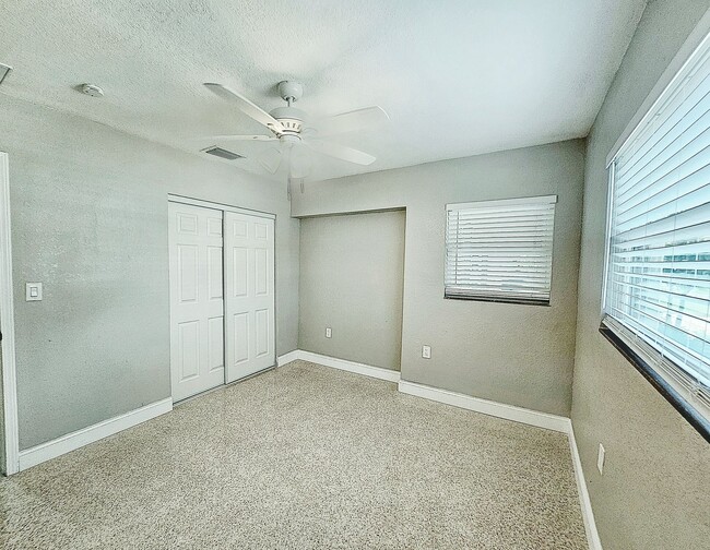 Building Photo - 3 Bedroom 2 Bath in Riveria Bay of St. Pete