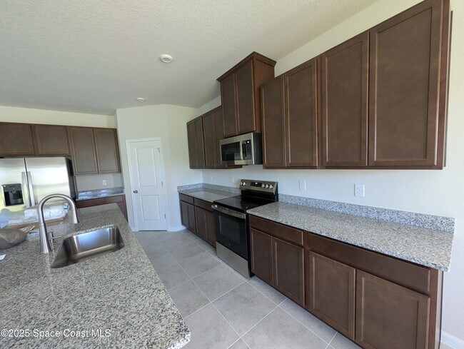 Building Photo - 2484 Landing Dr