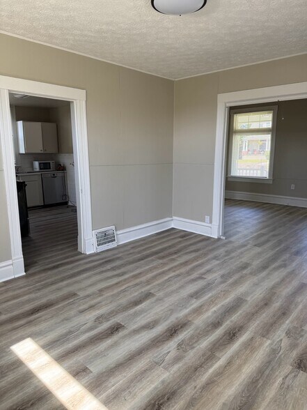 Building Photo - 950 E Indiana Ave