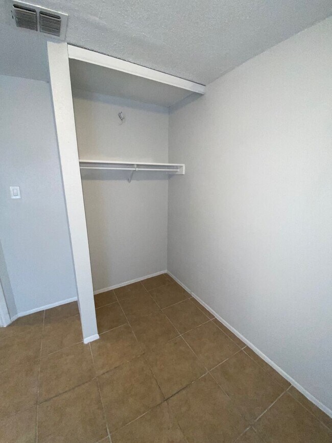 Building Photo - Spacious 2BR/1BA- Home Available Now!
