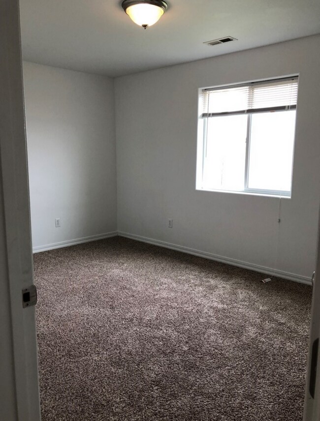 Building Photo - Large 3 Bedroom Home in Park Orchard Neigh...