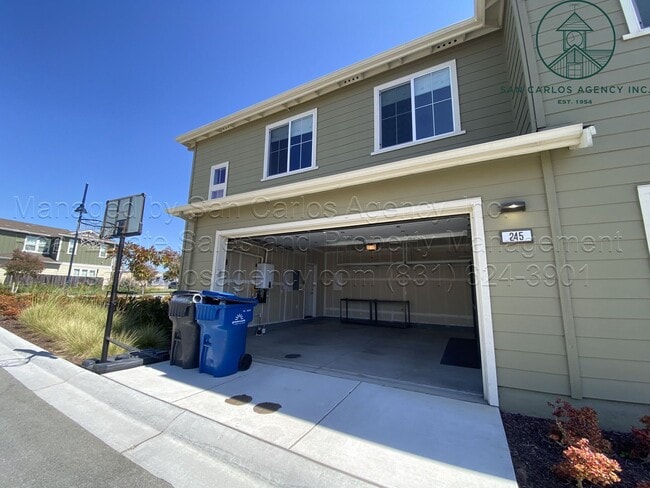 Building Photo - Three Bed Home in New Marina Development