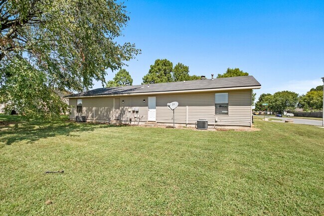 Building Photo - Cozy 2 Bedroom Duplex with Fireplace & Spacious Backyard!