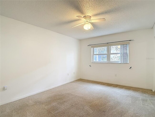 Building Photo - 831 Maple Ct