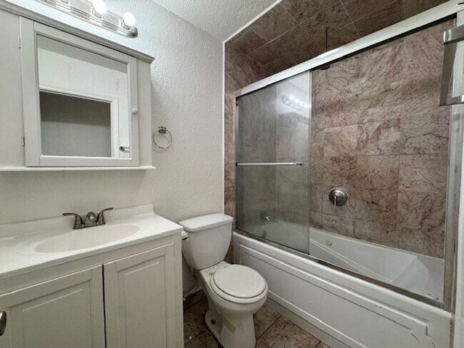 Building Photo - Remodeled 4+2 In Quiet Neighborhood - $3000