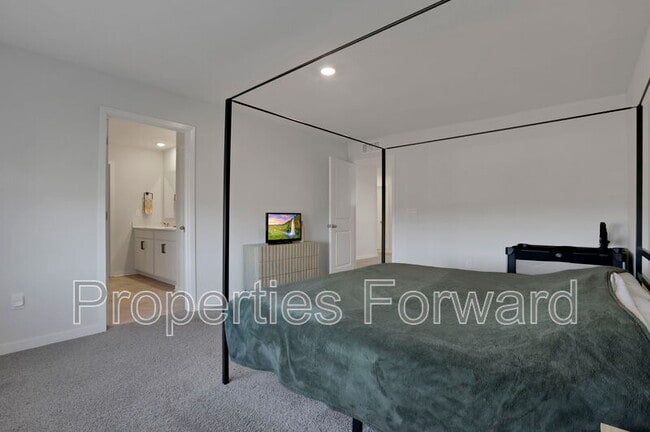 Building Photo - 11 Walnut St