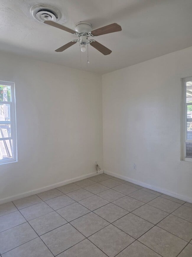 Building Photo - FOR LEASE 2 Bed 1 Bath + Bonus Room SE Bakersfield