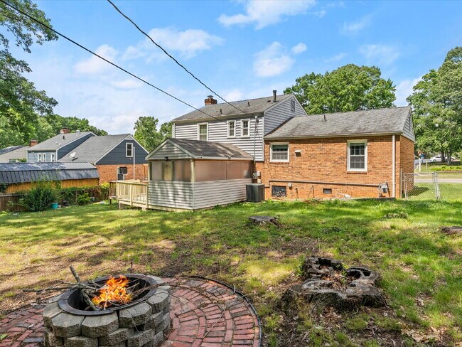 Building Photo - 2220 Lauderdale Dr