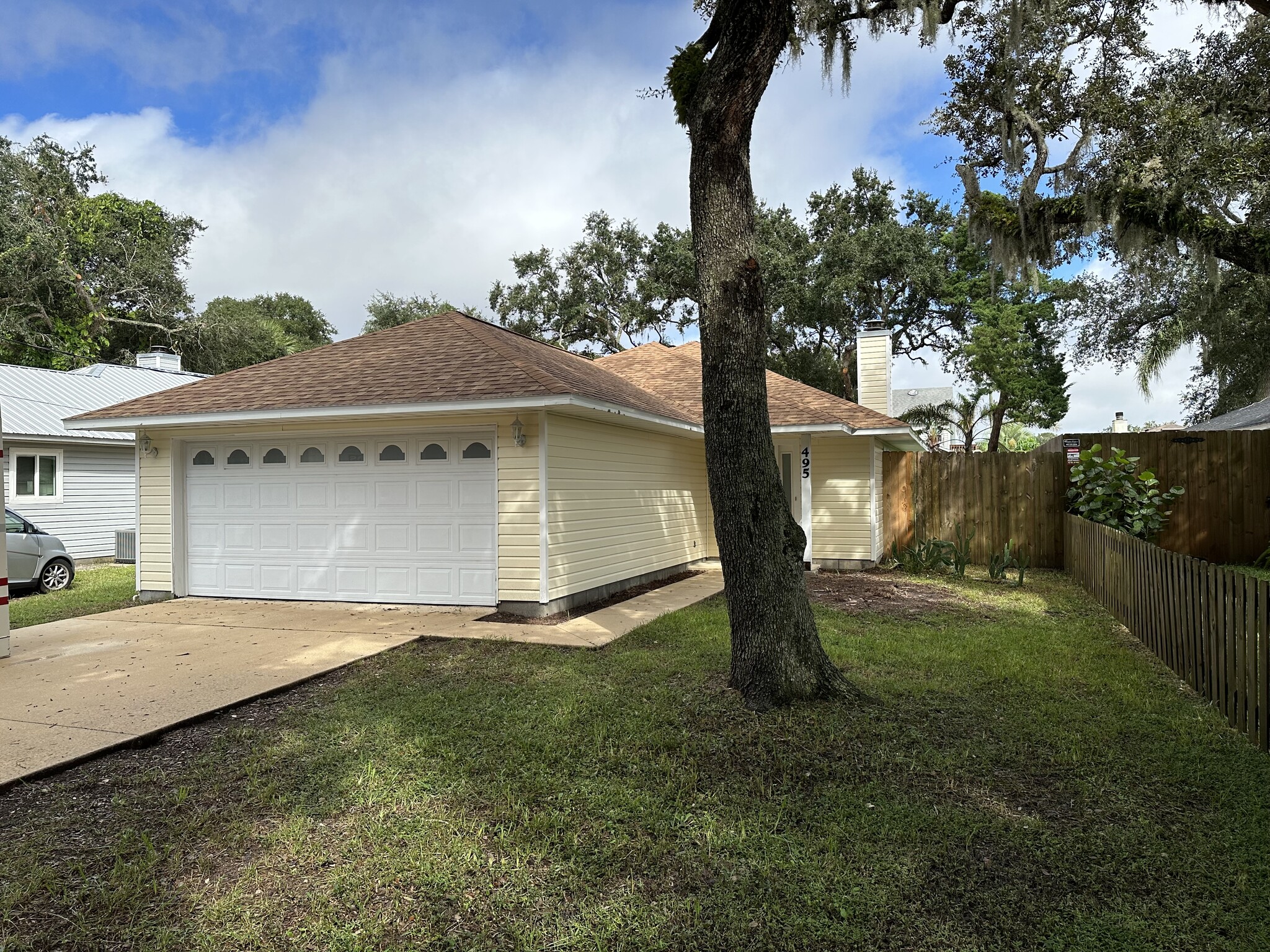 Building Photo - 495 Pyrus St