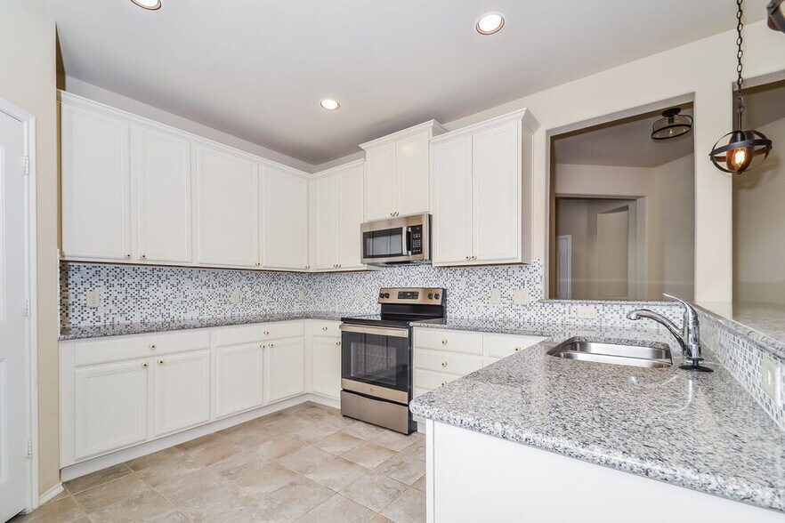 Building Photo - 217 Red Hawk Pl