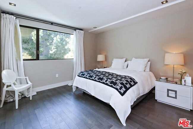 Building Photo - 432 N Oakhurst Dr