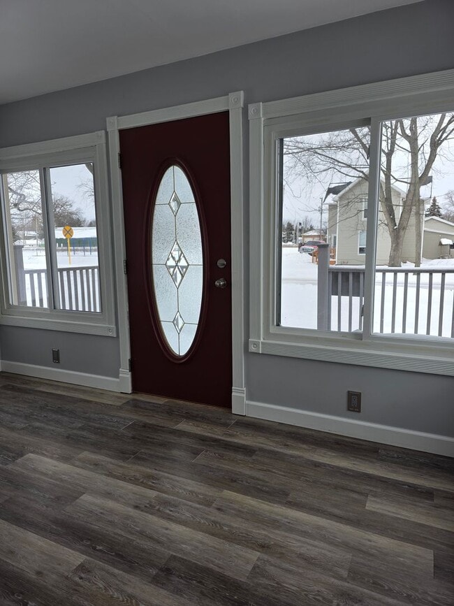 Building Photo - Small Town Home with Lots of Room