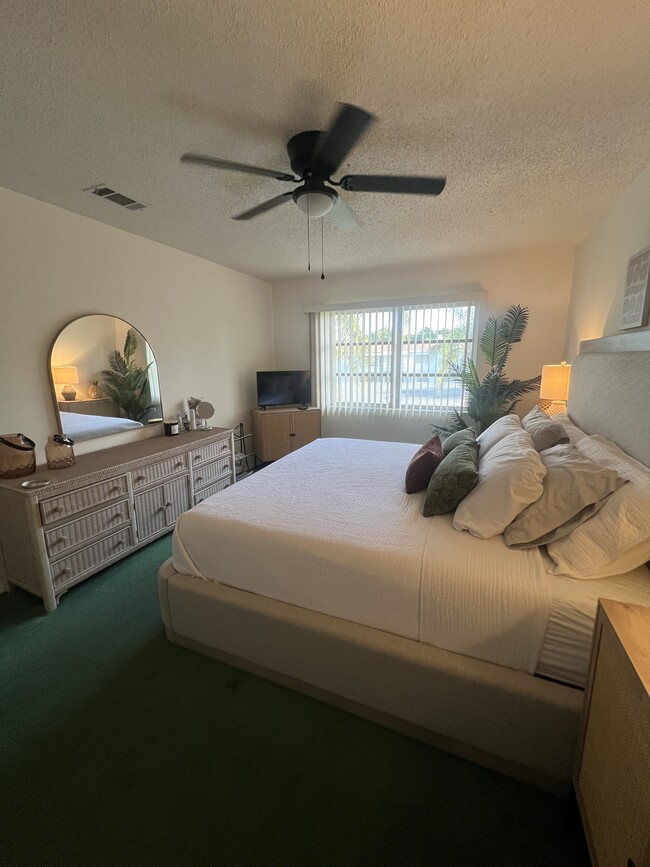 Building Photo - 2041 Sunset Dr