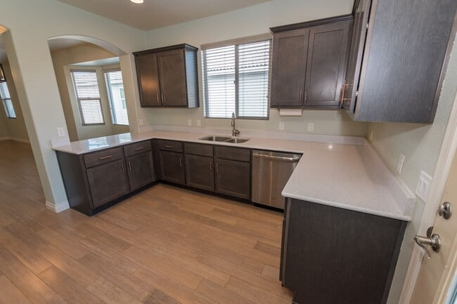 Building Photo - Gorgeous 4 Bedroom 2 Bathroom Home! Centra...