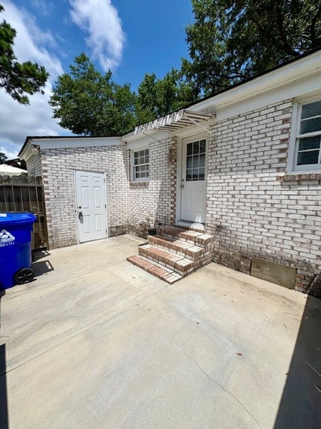 Building Photo - Charming Three Bedroom Duplex on Harborvie...