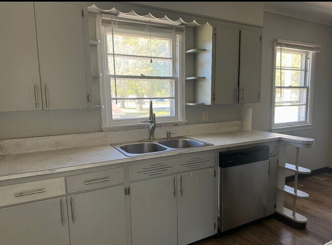 Building Photo - JP409-411 E. Bismark