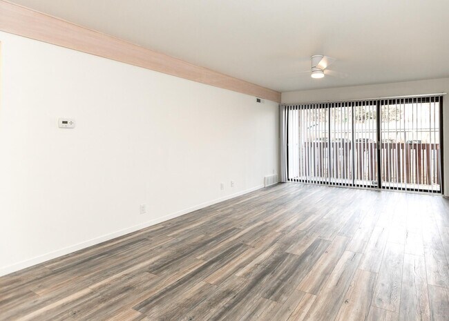 Building Photo - 2124 Pauline Blvd