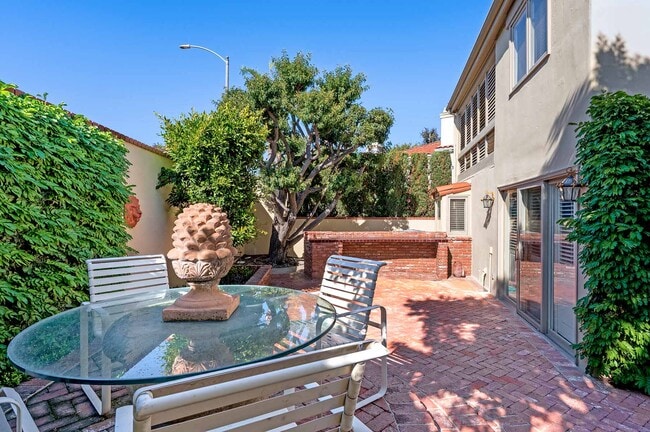 Building Photo - 369 Avenida Granada St