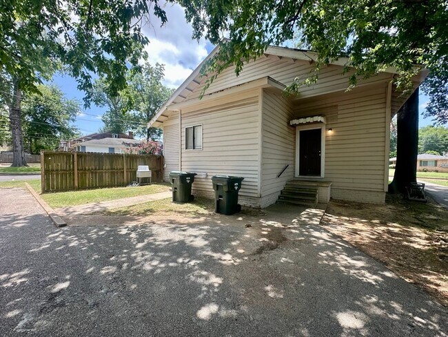 Building Photo - 506 S Fannin Ave