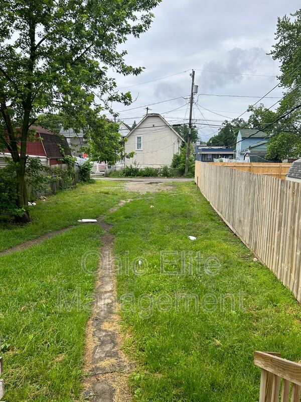 Building Photo - 123 Hayden Ave