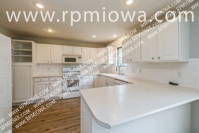 Building Photo - 15803 Hawthorn Dr