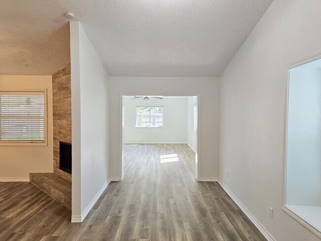 Building Photo - 10615 Heatherford Dr