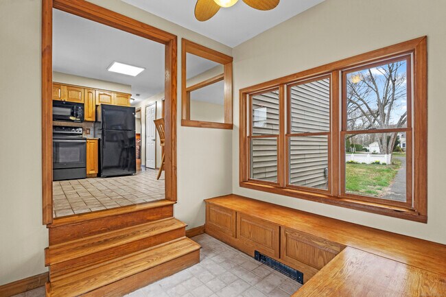 Building Photo - 62 Brookside Ave E